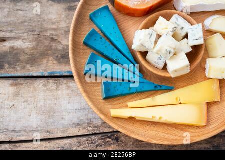 Gros plan de différents types de fromage à bord Banque D'Images