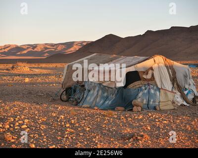 Tente nomade improvisée dans le désert marocain Banque D'Images