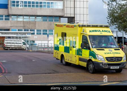 Southend University Hospital, Essex, Royaume-Uni. 12 janvier 2021. Il a été annoncé que l'hôpital universitaire de Southend souffre d'une pénurie d'oxygène en raison du nombre de patients COVID dans ses soins. Il a été affirmé que les patients dans les ambulances qui ont besoin d'oxygène sont détournés vers l'hôpital de Basildon, bien que le Mid and South Essex Hospitals Trust, qui dirige l'hôpital, ait déclaré qu'il « travaillait pour gérer » la situation et qu'il a refusé de commenter lorsqu'on lui a demandé s'il s'agit de patients détournés De Southend à l'hôpital de Basildon Banque D'Images