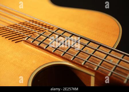 Une guitare basse acoustique à quatre cordes Banque D'Images