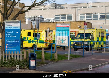 Southend University Hospital, Essex, Royaume-Uni. 12 janvier 2021. Il a été annoncé que l'hôpital universitaire de Southend souffre d'une pénurie d'oxygène en raison du nombre de patients COVID dans ses soins. Il a été affirmé que les patients dans les ambulances qui ont besoin d'oxygène sont détournés vers l'hôpital de Basildon, bien que le Mid and South Essex Hospitals Trust, qui dirige l'hôpital, ait déclaré qu'il « travaillait pour gérer » la situation et qu'il a refusé de commenter lorsqu'on lui a demandé s'il s'agit de patients détournés De Southend à l'hôpital de Basildon Banque D'Images