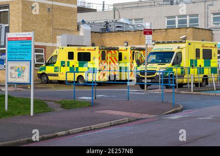 Southend University Hospital, Essex, Royaume-Uni. 12 janvier 2021. Il a été annoncé que l'hôpital universitaire de Southend souffre d'une pénurie d'oxygène en raison du nombre de patients COVID dans ses soins. Il a été affirmé que les patients dans les ambulances qui ont besoin d'oxygène sont détournés vers l'hôpital de Basildon, bien que le Mid and South Essex Hospitals Trust, qui dirige l'hôpital, ait déclaré qu'il « travaillait pour gérer » la situation et qu'il a refusé de commenter lorsqu'on lui a demandé s'il s'agit de patients détournés De Southend à l'hôpital de Basildon Banque D'Images