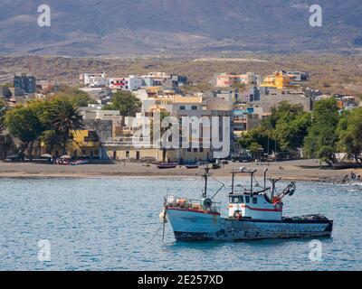 Île de Santo Antao, bateaux de pêche dans le port de la capitale Porto Novo, Cap-Vert dans l'atlantique équatorial. Avril Banque D'Images