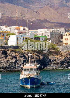 Île de Santo Antao, bateaux de pêche dans le port de la capitale Porto Novo, Cap-Vert dans l'atlantique équatorial. Avril Banque D'Images