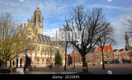 L'impressionnant Stadhuis (hôtel de ville) de style gothique, situé sur la place principale de Middelburg, Zeeland, pays-Bas Banque D'Images