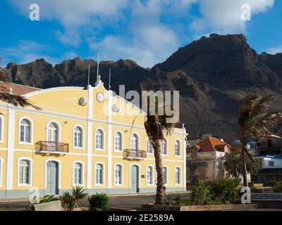 Hôtel de ville et administration. Ville de Ponta do sol, île de Santo Antao, Cap-Vert dans l'atlantique équatorial. Avril Banque D'Images