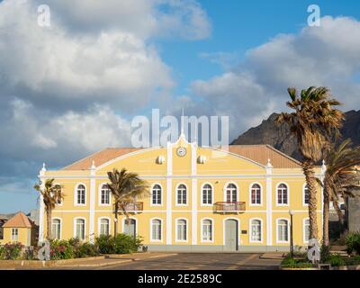 Hôtel de ville et administration. Ville de Ponta do sol, île de Santo Antao, Cap-Vert dans l'atlantique équatorial. Avril Banque D'Images