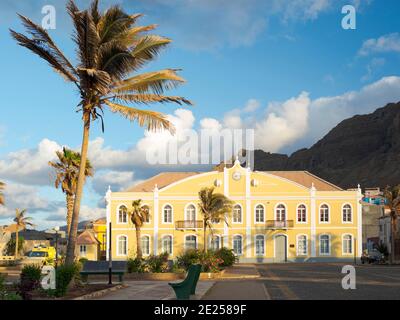 Hôtel de ville et administration. Ville de Ponta do sol, île de Santo Antao, Cap-Vert dans l'atlantique équatorial. Avril Banque D'Images