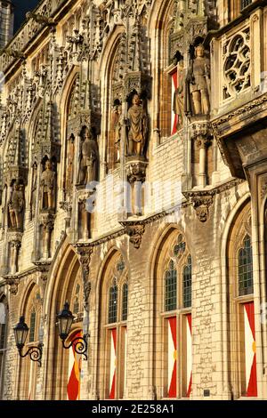 L'impressionnant Stadhuis (hôtel de ville) de style gothique, situé sur le Markt (place principale) à Middelburg, Zeeland, pays-Bas, avec des détails de sculptures Banque D'Images