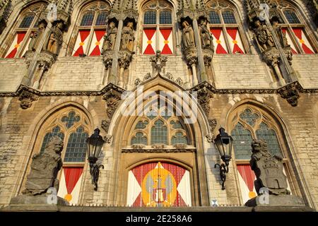 L'impressionnant Stadhuis (hôtel de ville) de style gothique, situé sur le Markt (place principale) à Middelburg, Zeeland, pays-Bas, avec des détails de sculptures Banque D'Images