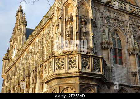 L'impressionnant Stadhuis (hôtel de ville) de style gothique, situé sur le Markt (place principale) à Middelburg, Zeeland, pays-Bas, avec des détails de sculptures Banque D'Images