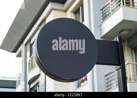 Pancarte immersive et modèle cadre vide pour logo ou texte sur la publicité extérieure street shop ville historique et moderne de style plat Banque D'Images