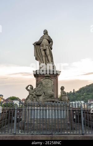 Heidelberg, Allemagne - 1 août 2020 : Charles Theodore staue sur le vieux pont pendant l'heure d'or Banque D'Images