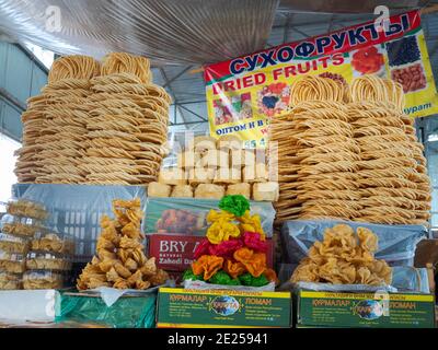 Osch-Bazar, bonbons. La capitale Bichkek . Asie, Asie centrale, Kirghizistan Banque D'Images