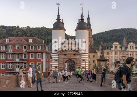 Heidelberg, Allemagne - 1 août 2020 : touristes sur le vieux pont après le coucher du soleil en été Banque D'Images