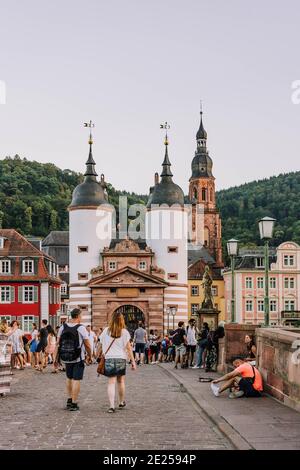 Heidelberg, Allemagne - 1 août 2020 : touristes sur le vieux pont après le coucher du soleil en été Banque D'Images
