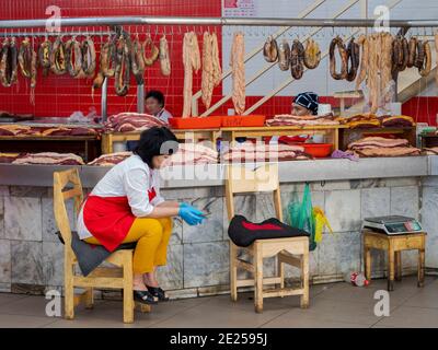 Osch-Bazar, boucherie. La capitale Bichkek . Asie, Asie centrale, Kirghizistan Banque D'Images