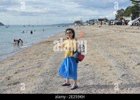 AUCKLAND, NOUVELLE-ZÉLANDE - 01 janvier 2021 : vue d'une femme avec téléphone portable à Bucklands Beach Banque D'Images