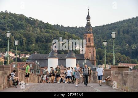 Heidelberg, Allemagne - 1 août 2020 : touristes sur le vieux pont après le coucher du soleil en été Banque D'Images