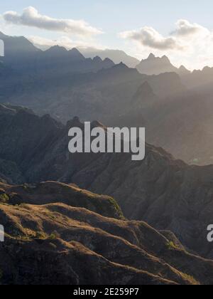 Vue de Delgadim vers la vallée de Ribeira Grande. Île Santo Antao, Cap-Vert dans l'atlantique équatorial. Avril Banque D'Images