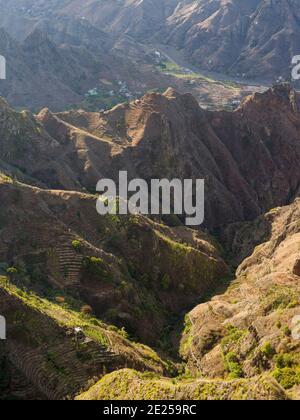 Vue de Delgadim vers la vallée de Ribeira Grande. Île Santo Antao, Cap-Vert dans l'atlantique équatorial. Avril Banque D'Images