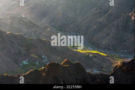 Vue de Delgadim vers la vallée de Ribeira Grande. Île Santo Antao, Cap-Vert dans l'atlantique équatorial. Avril Banque D'Images