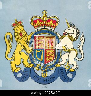 ÉDITORIAL SEULEMENT le lion et le licorne, le blason royal du Royaume-Uni. Du livre de la Reine Elizabeth Coronation, publié en 1953. Banque D'Images