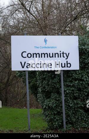 Ruislip, Royaume-Uni. 12 janvier 2021. Un panneau à l’extérieur d’un centre de vaccination contre le coronavirus au Centre des jeunes Ruislip à Ruislip, dans le nord-ouest de Londres. Ce centre communautaire de vaccination est l'un des deux qui ont été mis en place dans le quartier de Hillingdon à Londres (l'autre est à Hayes). Jusqu'à présent, environ 2,3 millions de personnes au Royaume-Uni ont reçu leur première dose du vaccin au 10 janvier. Credit: Stephen Chung / Alamy Live News Banque D'Images