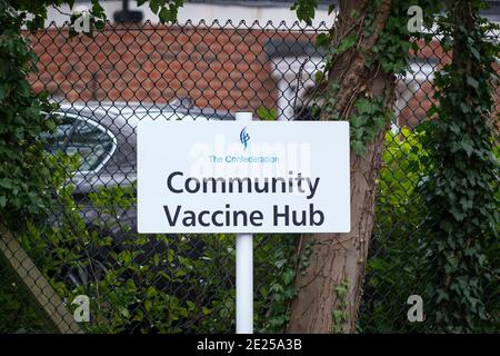 Ruislip, Royaume-Uni. 12 janvier 2021. Un panneau à l’extérieur d’un centre de vaccination contre le coronavirus au Centre des jeunes Ruislip à Ruislip, dans le nord-ouest de Londres. Ce centre communautaire de vaccination est l'un des deux qui ont été mis en place dans le quartier de Hillingdon à Londres (l'autre est à Hayes). Jusqu'à présent, environ 2,3 millions de personnes au Royaume-Uni ont reçu leur première dose du vaccin au 10 janvier. Credit: Stephen Chung / Alamy Live News Banque D'Images