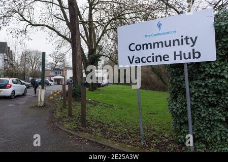 Ruislip, Royaume-Uni. 12 janvier 2021. Un panneau à l’extérieur d’un centre de vaccination contre le coronavirus au Centre des jeunes Ruislip à Ruislip, dans le nord-ouest de Londres. Ce centre communautaire de vaccination est l'un des deux qui ont été mis en place dans le quartier de Hillingdon à Londres (l'autre est à Hayes). Jusqu'à présent, environ 2,3 millions de personnes au Royaume-Uni ont reçu leur première dose du vaccin au 10 janvier. Credit: Stephen Chung / Alamy Live News Banque D'Images
