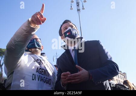 Rome, Italie. 12 janvier 2021. Chef de la Ligue Matteo Salvini avec un manifestant, lors d'une manifestation organisée par le mouvement autonome des agences de voyages italiennes (MAAVI) (photo de Matteo Nardone/Pacific Press) crédit: Pacific Press Media production Corp./Alay Live News Banque D'Images