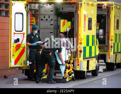 Londres, Royaume-Uni. 12 janvier 2021. Des lignes d'ambulances et un flux régulier de patients arrivant à l'hôpital Royal London. Le virus Covid-19 met le personnel et les hôpitaux sous pression. Crédit : Mark Thomas/Alay Live News Banque D'Images