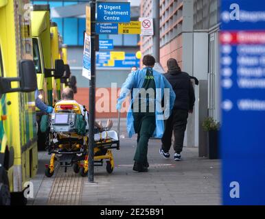 Londres, Royaume-Uni. 12 janvier 2021. Des lignes d'ambulances et un flux régulier de patients arrivant à l'hôpital Royal London. Le virus Covid-19 met le personnel et les hôpitaux sous pression. Crédit : Mark Thomas/Alay Live News Banque D'Images