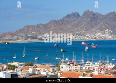 Vue sur la ville et sur le port. Ville Mindelo, un port maritime sur l'île de Sao Vicente, Cap-Vert dans l'atlantique équatorial. Afrique, avril Banque D'Images