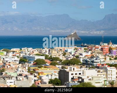 Vue sur la ville et vue sur le port en direction d'Ilheu dos Passaros (île aux oiseaux) et de Santo Antao. Ville Mindelo, un port maritime sur l'île de Sao Vicente, Cap Banque D'Images