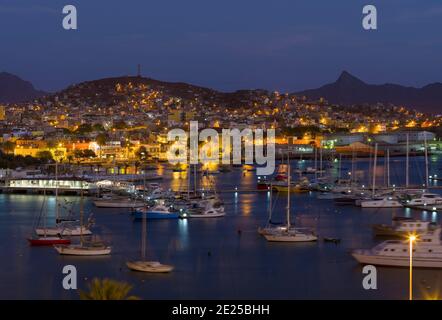 Vue sur la ville et sur la marina et le port. Ville Mindelo, un port maritime sur l'île de Sao Vicente, Cap-Vert dans l'atlantique équatorial. Afrique, avril Banque D'Images