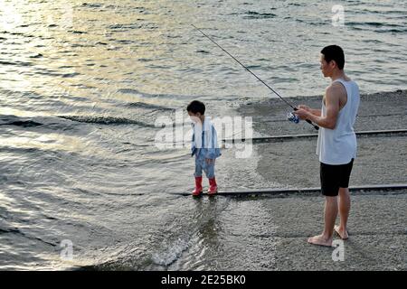 AUCKLAND, NOUVELLE-ZÉLANDE - 01 janvier 2021 : vue sur la pêche du père et du fils à Bucklands Beach Banque D'Images