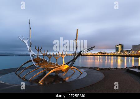 La sculpture Sun Voyager (Solfar) à Reykjavik en Islande Banque D'Images