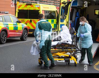 Londres, Royaume-Uni. 12 janvier 2021. Des lignes d'ambulances et un flux régulier de patients arrivant à l'hôpital Royal London. Le virus Covid-19 met le personnel et les hôpitaux sous pression. Crédit : Mark Thomas/Alay Live News Banque D'Images