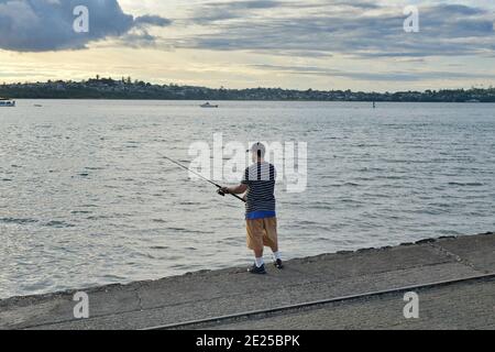 AUCKLAND, NOUVELLE-ZÉLANDE - 01 janvier 2021 : vue sur la pêche aux pêcheurs à Bucklands Beach Banque D'Images