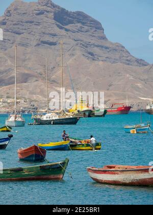 Le port. Ville Mindelo, un port maritime sur l'île de Sao Vicente, Cap-Vert dans l'atlantique équatorial. Afrique, avril Banque D'Images