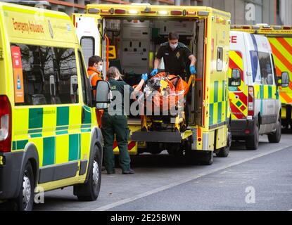 Londres, Royaume-Uni. 12 janvier 2021. Des lignes d'ambulances et un flux régulier de patients arrivant à l'hôpital Royal London. Le virus Covid-19 met le personnel et les hôpitaux sous pression. Crédit : Mark Thomas/Alay Live News Banque D'Images