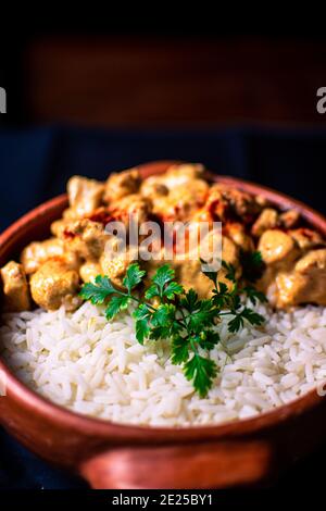 Verre de nourriture traditionnelle indienne épicée à base de basmati riz dans un bol Banque D'Images