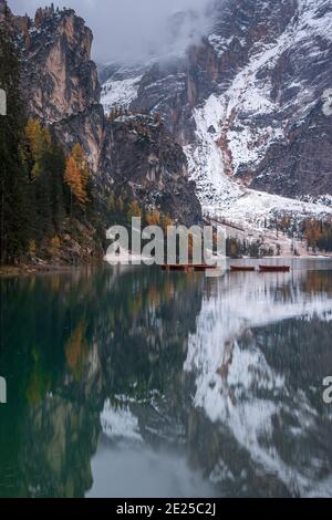 Réflexions sur le lac de Braies (Lago di Braies), destination touristique très connue dans les Dolomites italiens, près de Cortina d'Ampezzo Banque D'Images