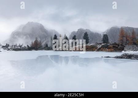 Une photo du lac Limides (Lago di Limides), à la fin de l'automne, près de Cortina d'Ampezzo, dans les Dolomites italiennes Banque D'Images