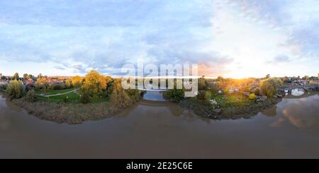 Aylesford, Kent, Royaume-Uni - 26 octobre 2020 : panorama aérien sphérique à 360 degrés du village d'Aylesford dans le Kent, Angleterre avec pont médiéval Banque D'Images