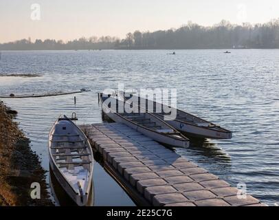 Bateaux amarrés au coucher du soleil, Idroscalo Milan, Italie Banque D'Images