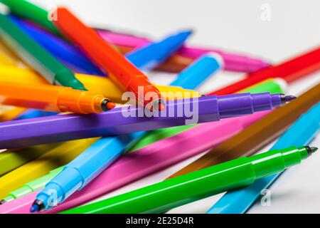 Stylos À pointe Feutre multicolore isolés sur un fond blanc Banque D'Images