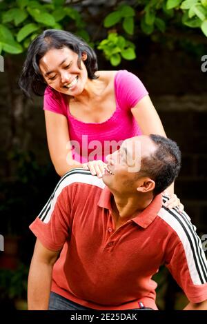 Portrait de jeune couple masculin et féminin adulte jeune asiatique ethnique attrayant dans l'amour jouant peekaboo Banque D'Images