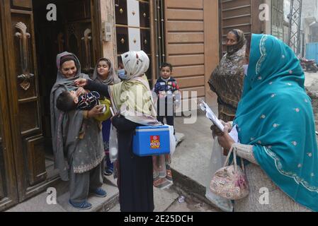 Un travailleur de la santé pakistanais administre un vaccin contre la polio à un enfant lors d'une campagne de vaccination de porte à porte contre la polio à Lahore. Malgré une augmentation constante des cas de coronavirus, le Pakistan a lancé lundi une campagne de vaccination de cinq jours contre la polio dans des conditions de sécurité étroite, dans l'espoir d'éradiquer cette maladie invalidante pour les enfants cette année. (Photo de Rana Sajid Hussain/Pacific Press) Banque D'Images